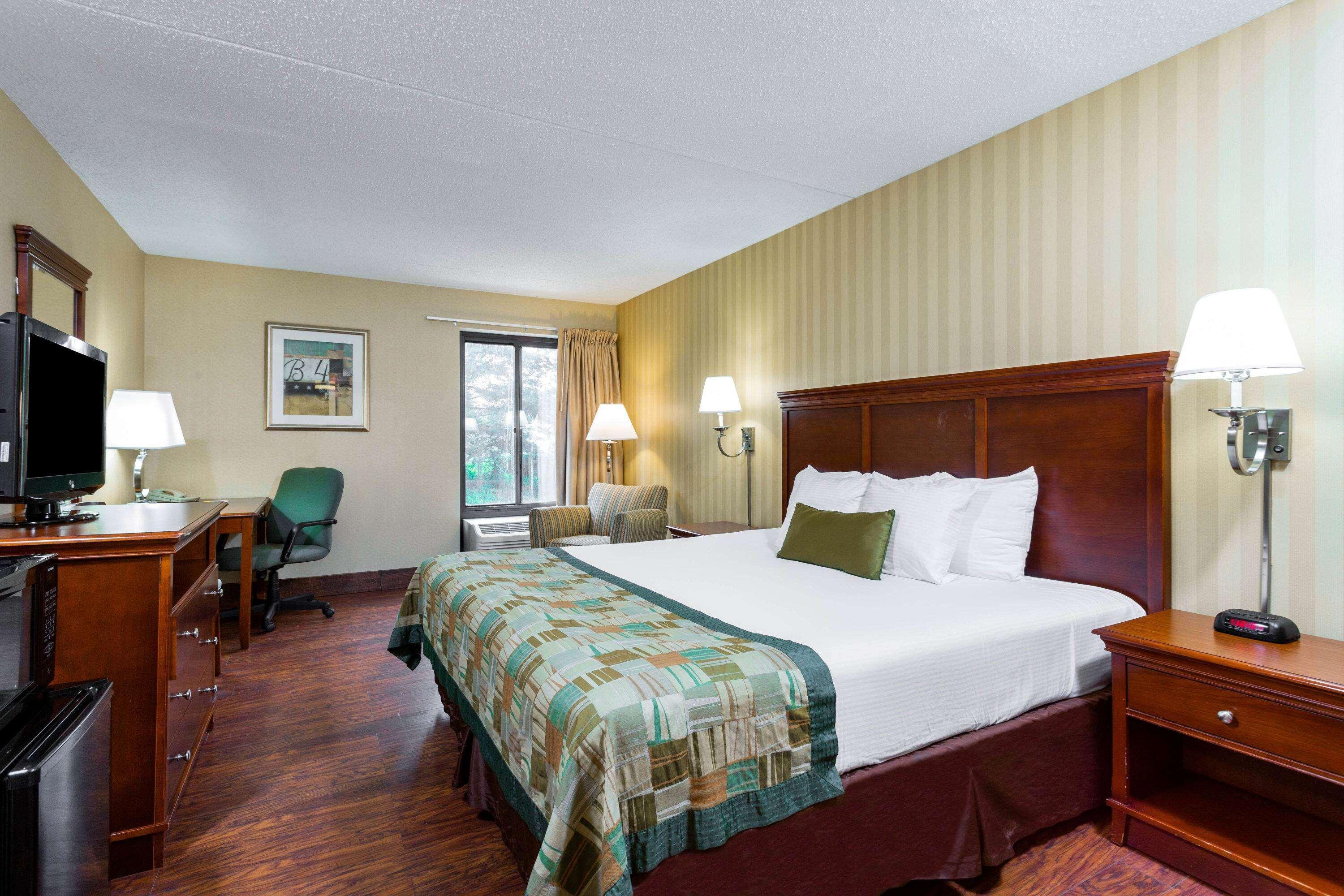 Days Inn By Wyndham Westminster Exterior photo
